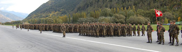 Le groupe d'artillerie 41 au complet, lors de la prise de l'étendard au CR 2008, sur l'ancienne piste d'aviation de Tourtemagne